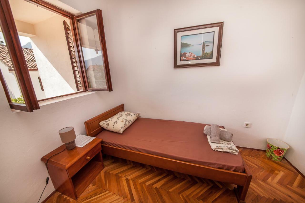 Alex Guesthouse Cattaro Esterno foto
