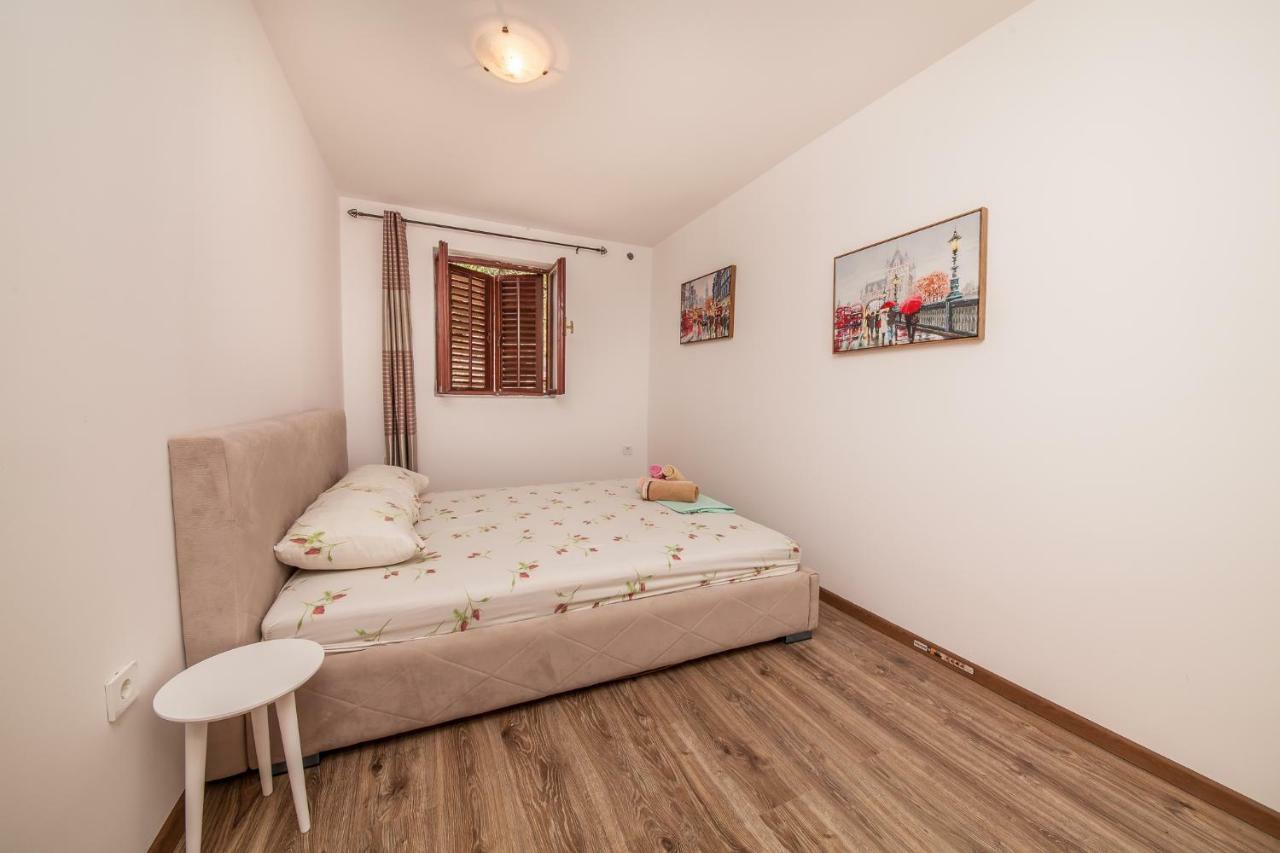 Alex Guesthouse Cattaro Esterno foto